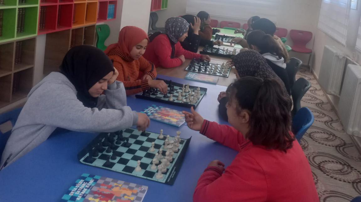 Okulmuz bünyesinde 9. Sınıflara satranç eğitimi ile ilgili bilginlendirme yapılarak bir toplantı organize edildi.